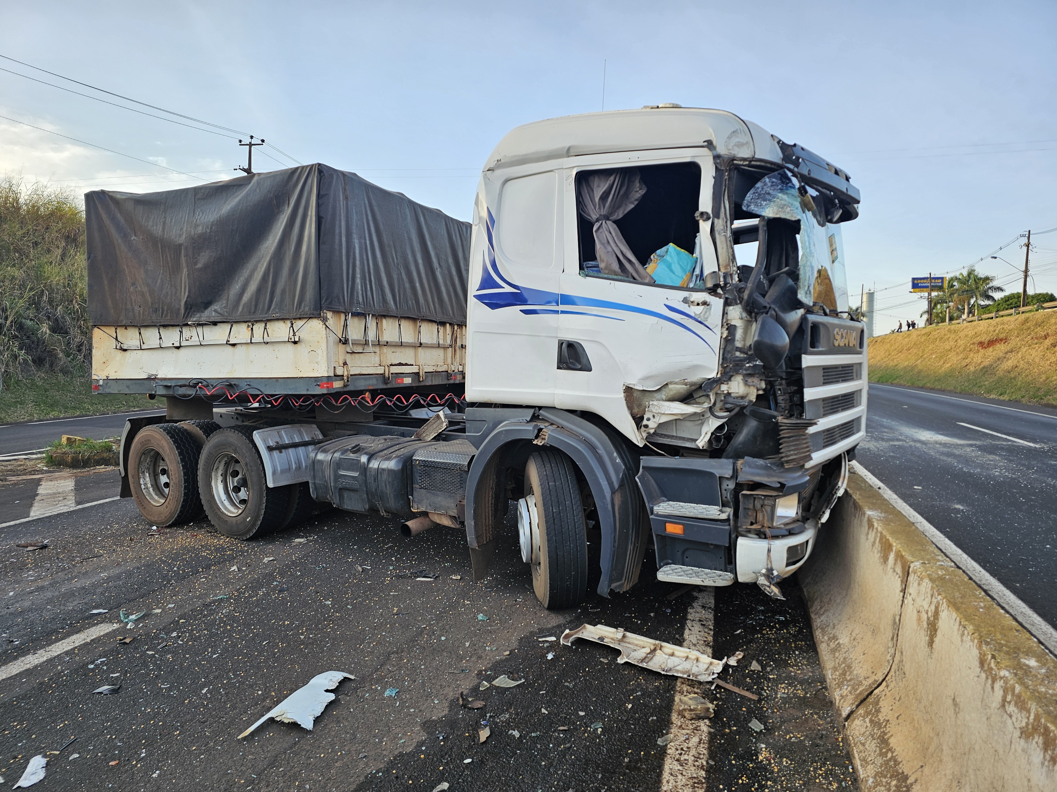 Motorista de carreta se envolve em acidente para não matar casal que ocupava moto na rodovia