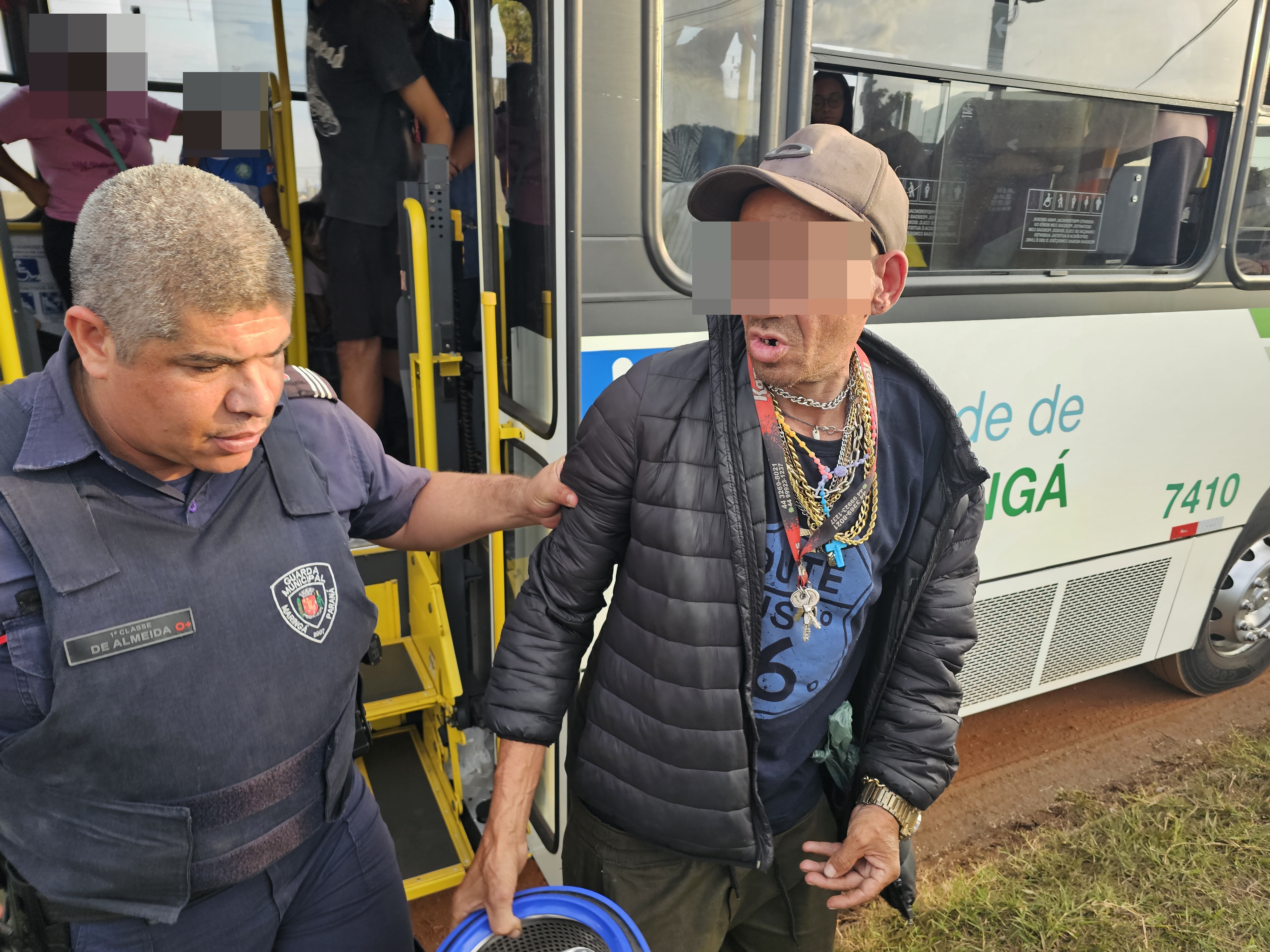 Tarado é preso dentro de ônibus tirando fotos de mulheres