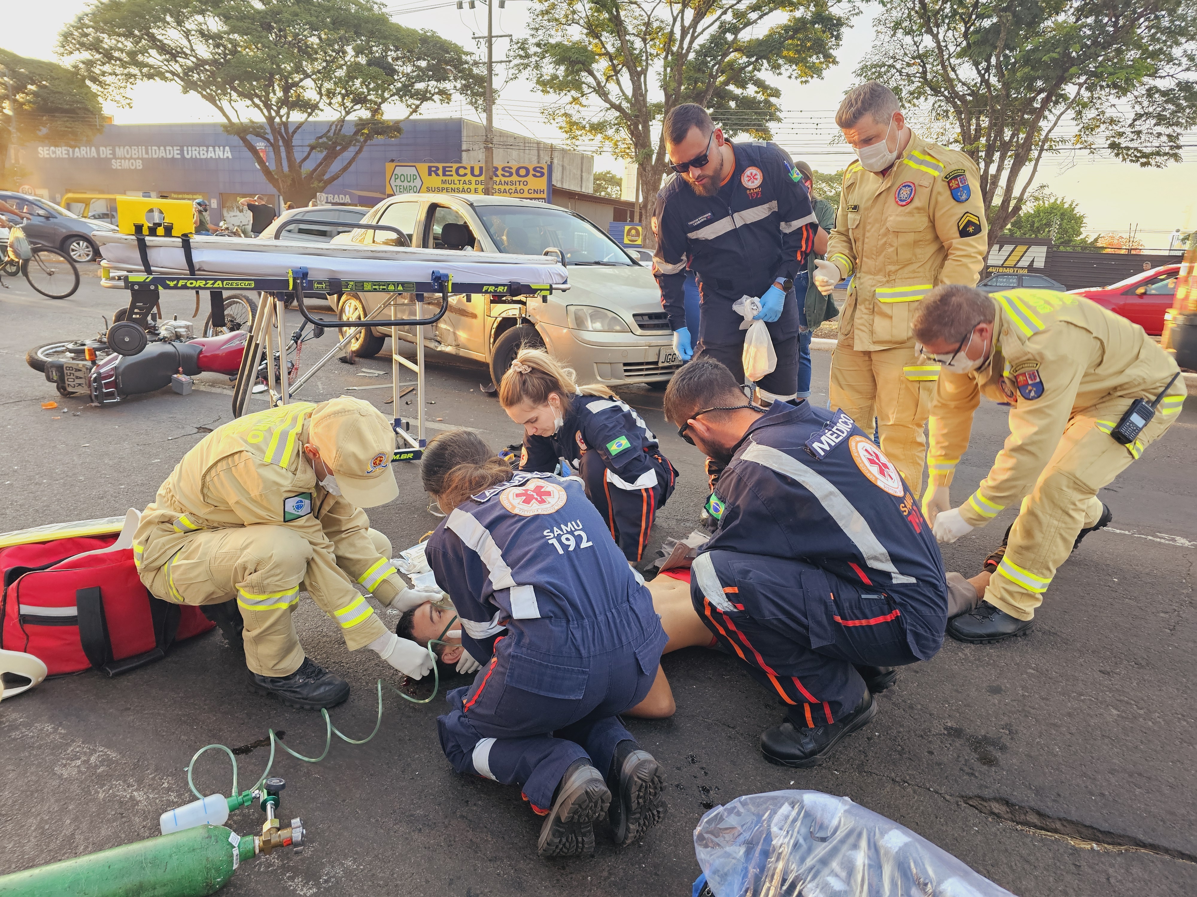 Motociclista sofre acidente grave após motorista invadir preferencial 