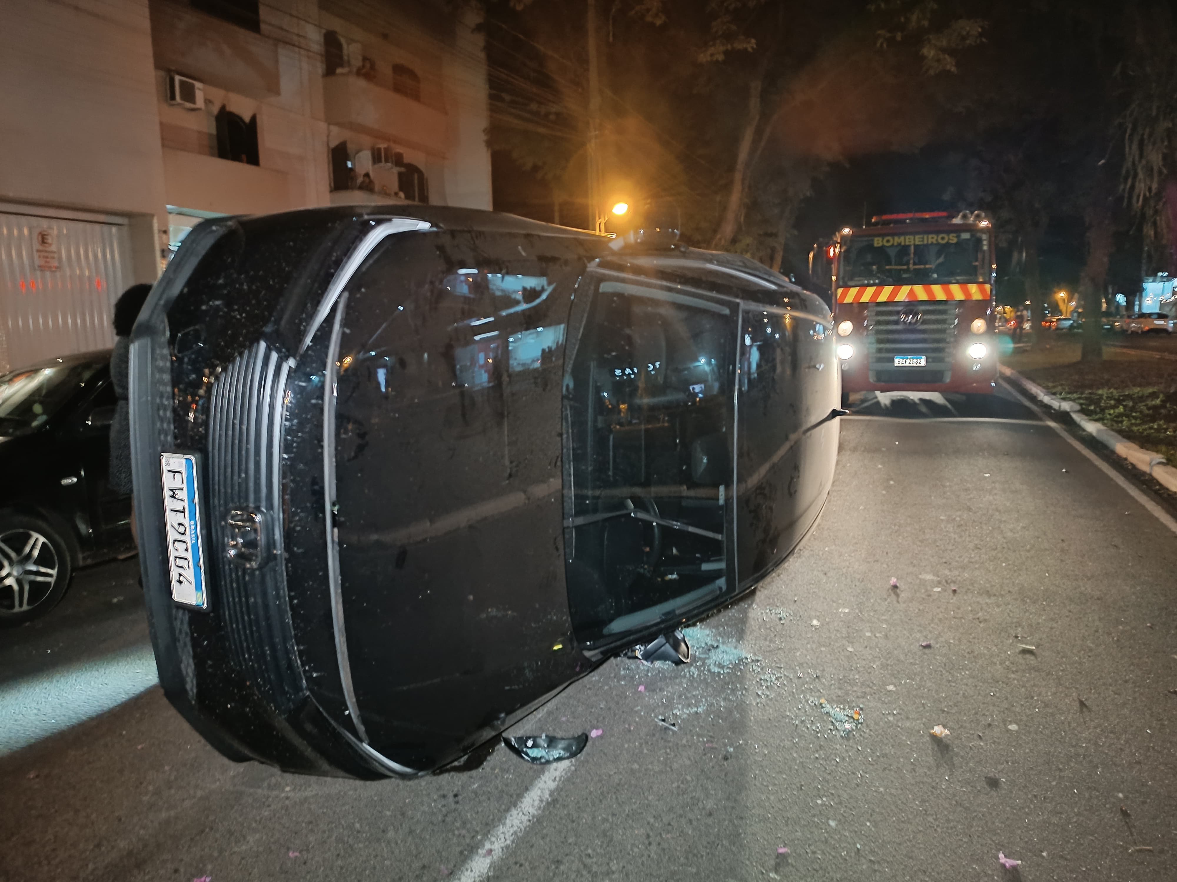 Carro tomba ao bater em outro automóvel estacionado em Maringá