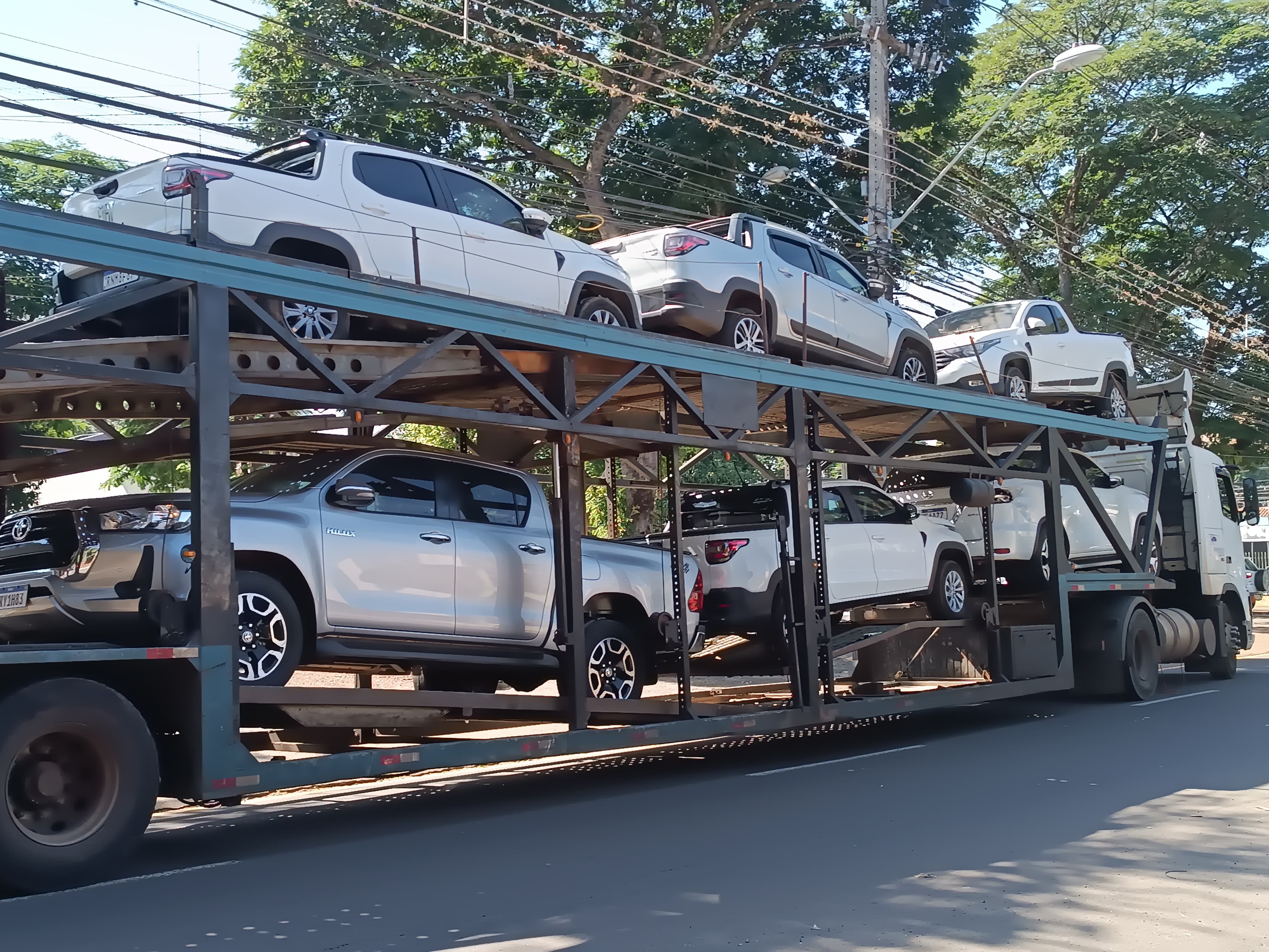 Caminhão-cegonha é flagrado transportando oito veículos furtados em Maringá