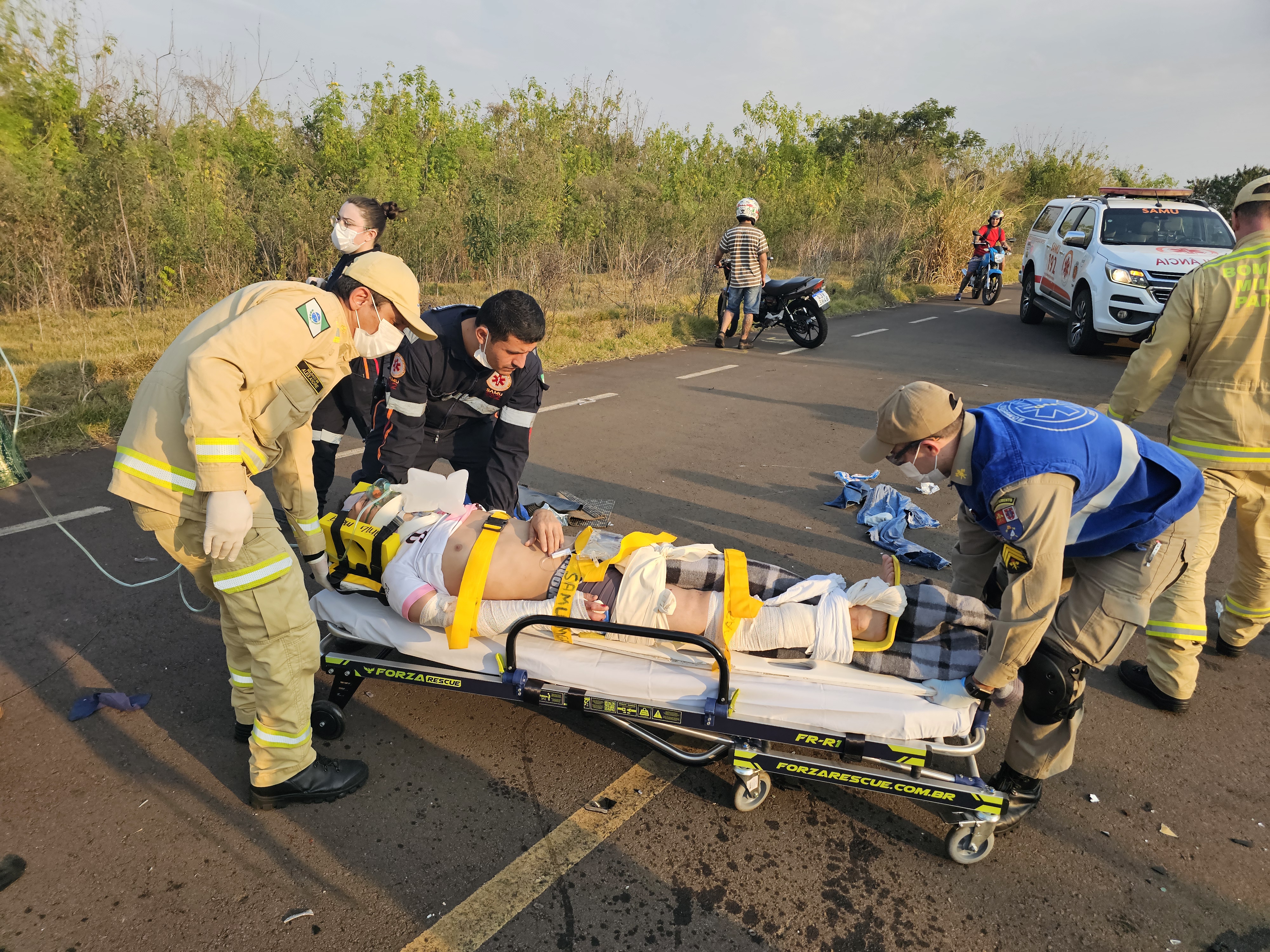 Rapaz de 22 anos sofre acidente grave após duas motos se chocarem enquanto realizavam malabarismo