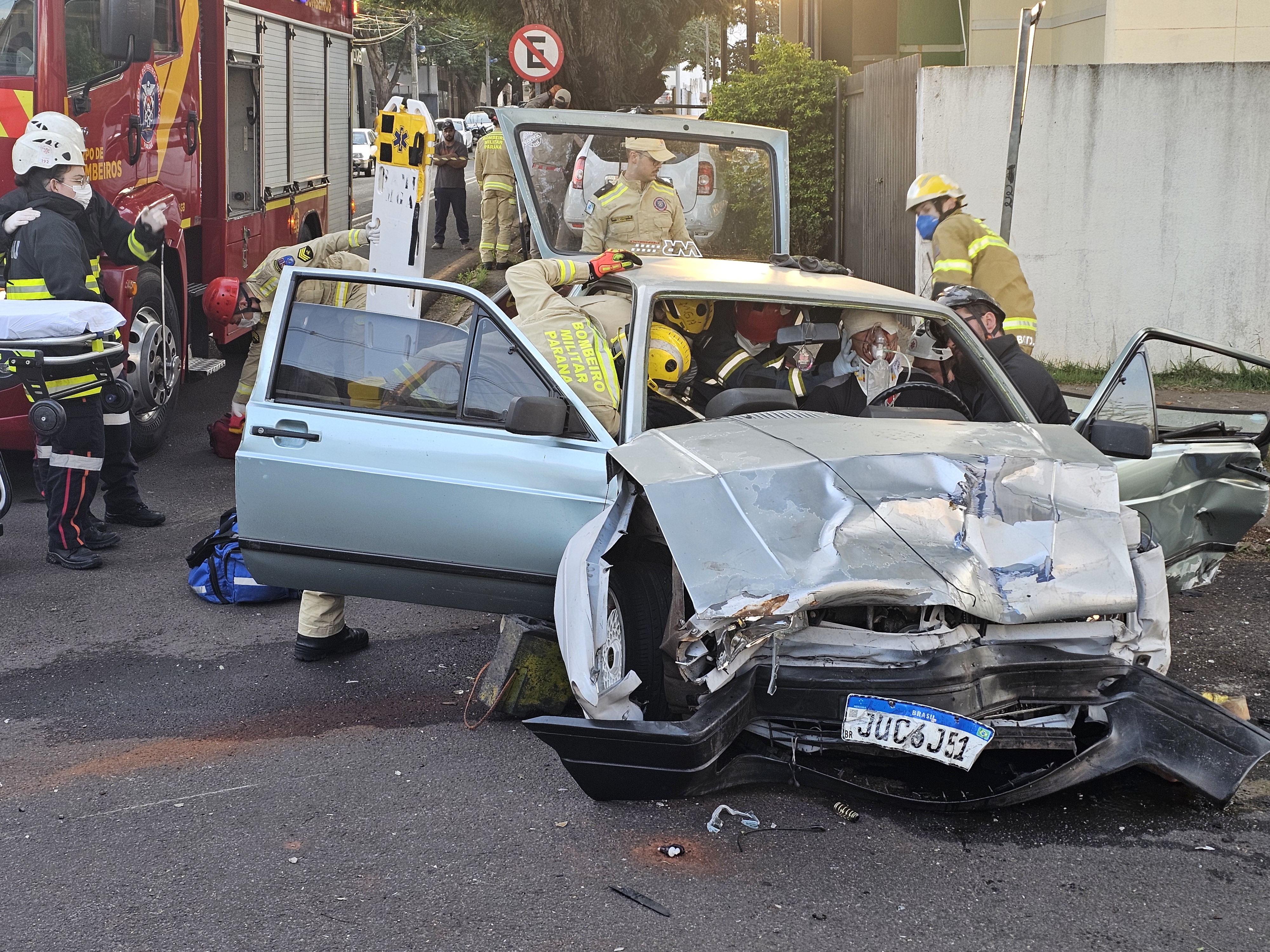 Motorista cruza preferencial e causa acidente na zona 5