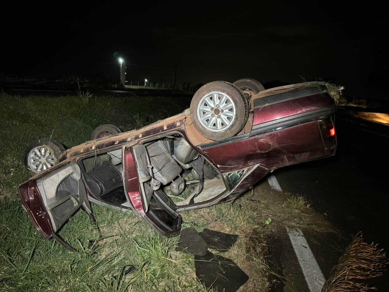 Mulher suspeita de dirigir embriagada provoca capotamento na rodovia BR-376