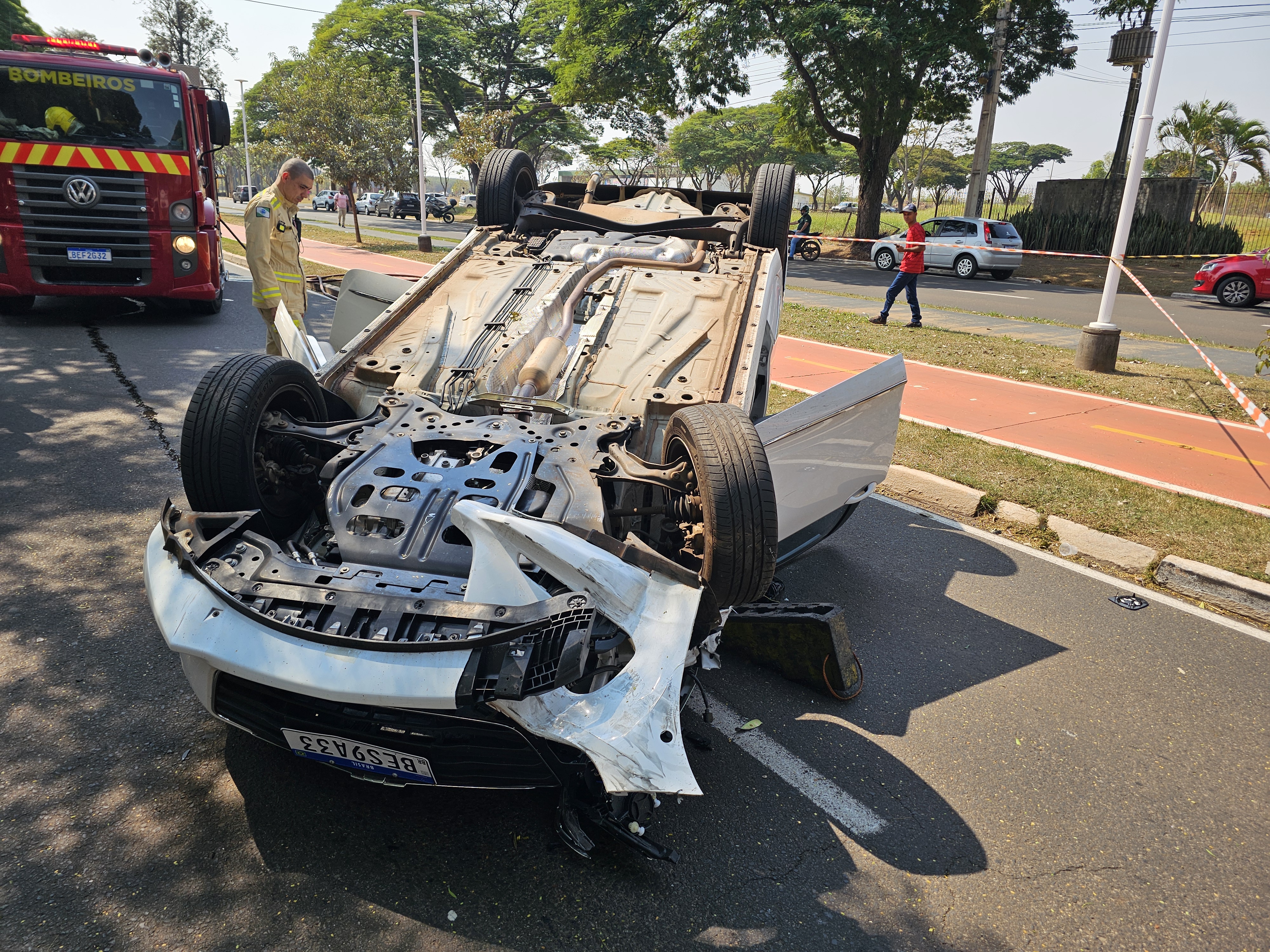 Mulher é socorrida ao capotar veículo na Avenida Gastão Vidigal