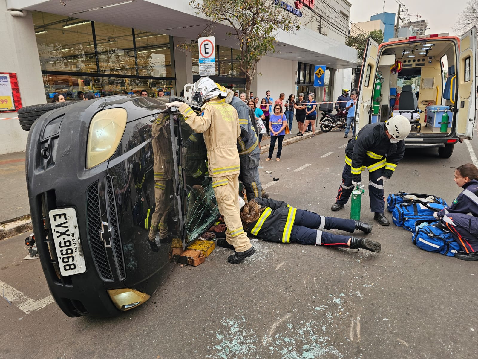 Motorista causa acidente grave no centro de Maringá ao cruzar preferencial