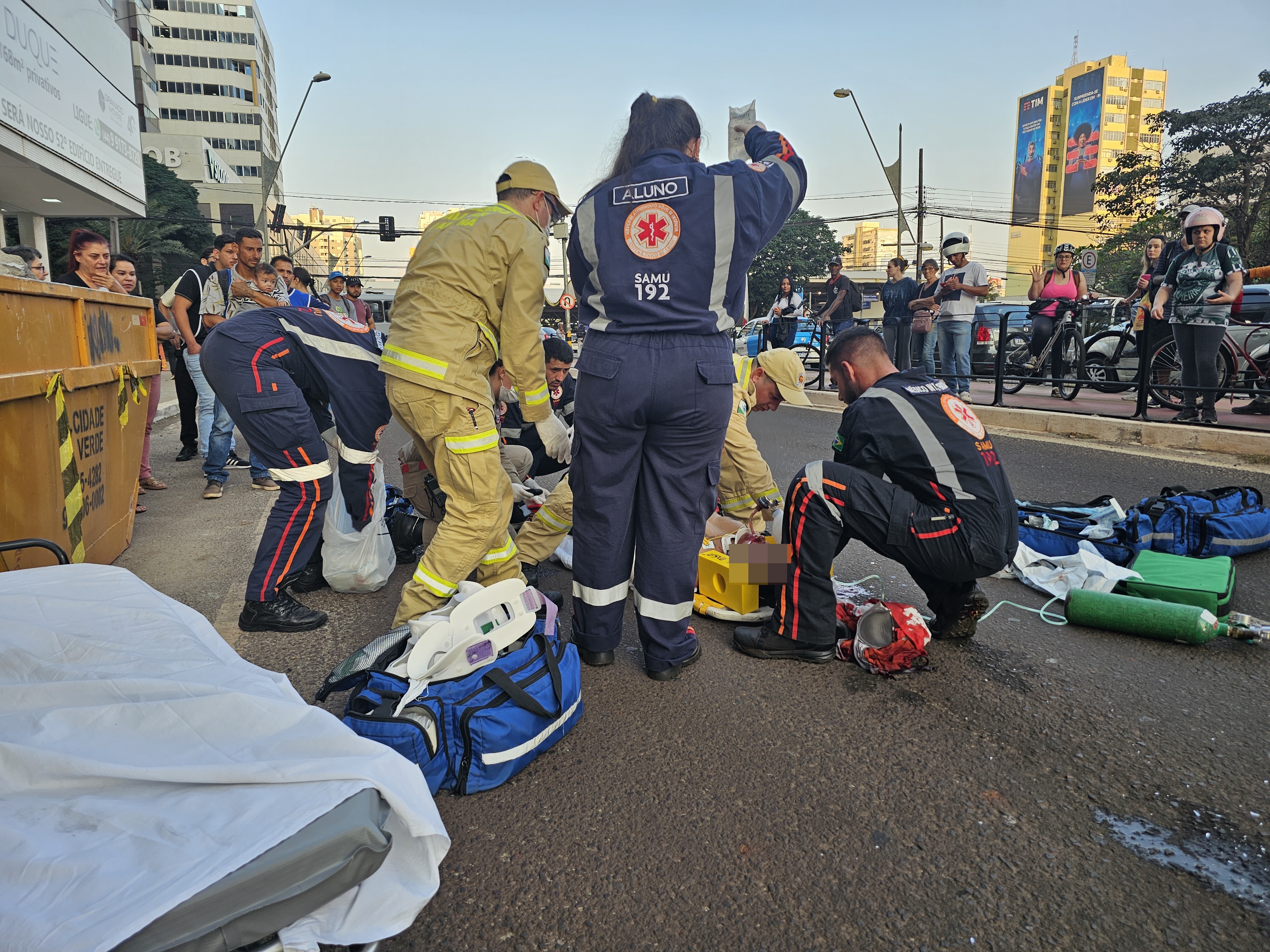 Mãe que segurava bebê de 2 meses morre ao cair de ônibus em movimento no centro de Maringá