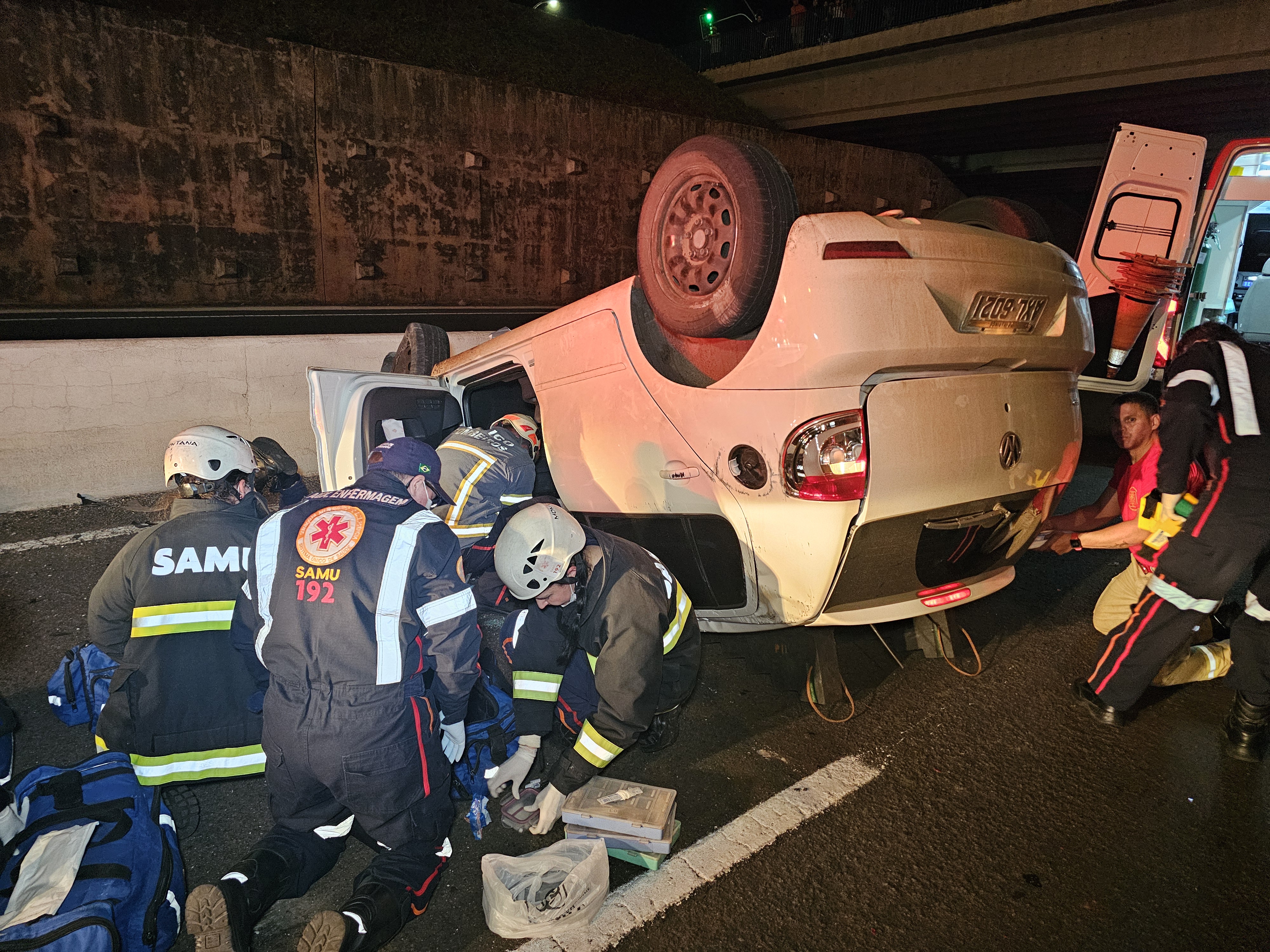 Homem fica ferido ao capotar automóvel no Contorno Norte