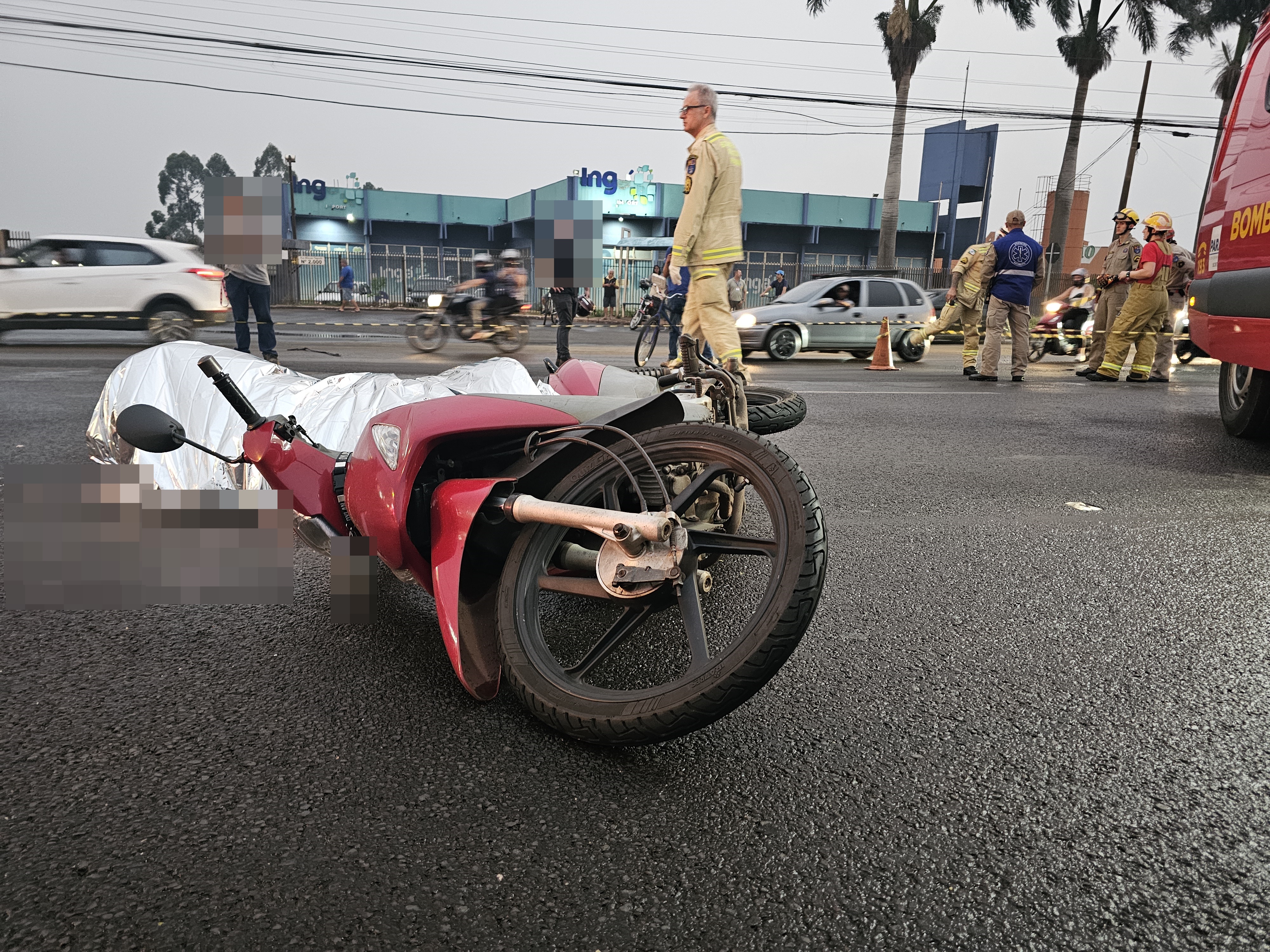 Motociclista morre ao cair debaixo dos rodados de carreta