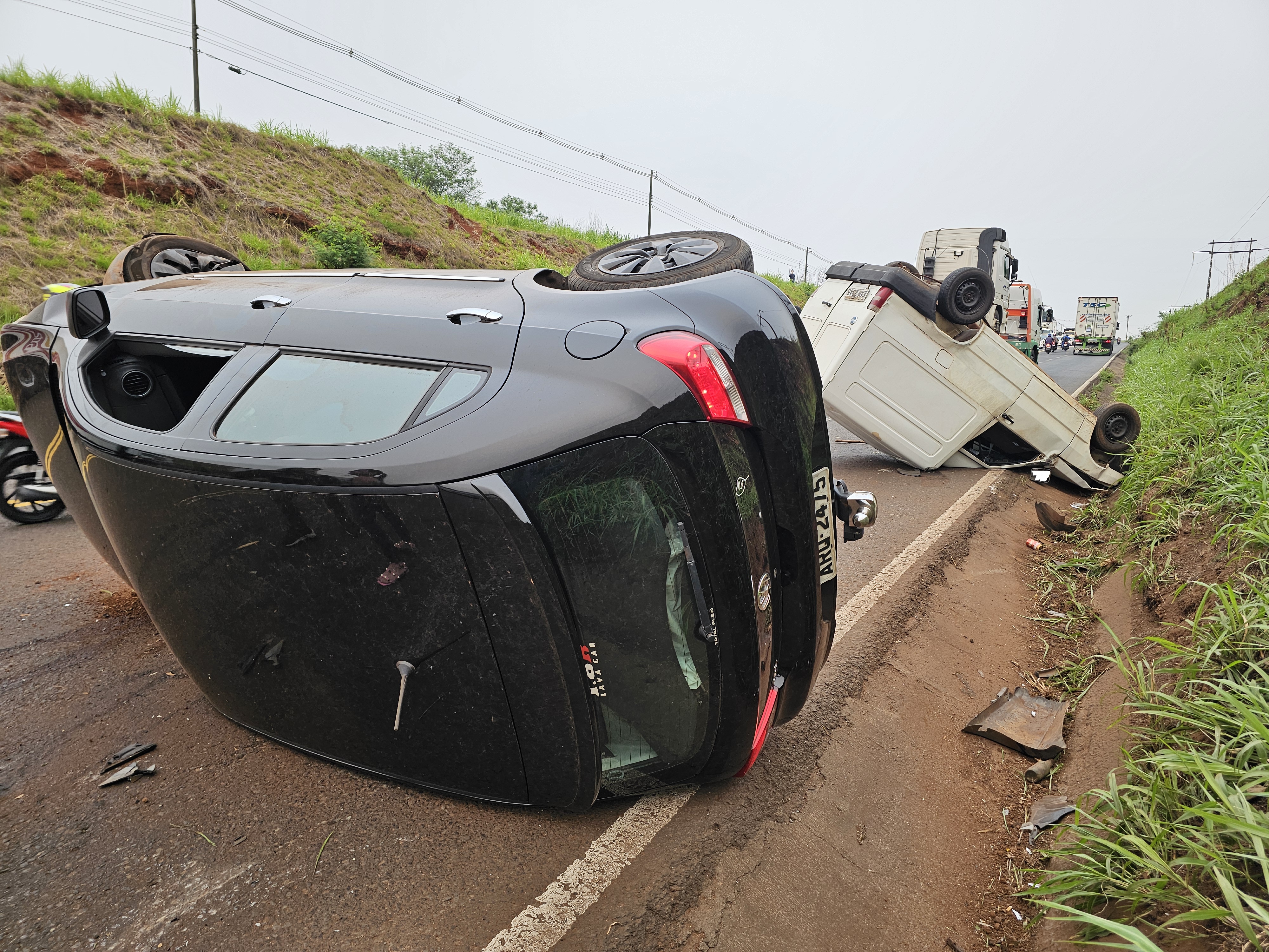 Carro na contramão provoca capotamentos no Contorno Sul