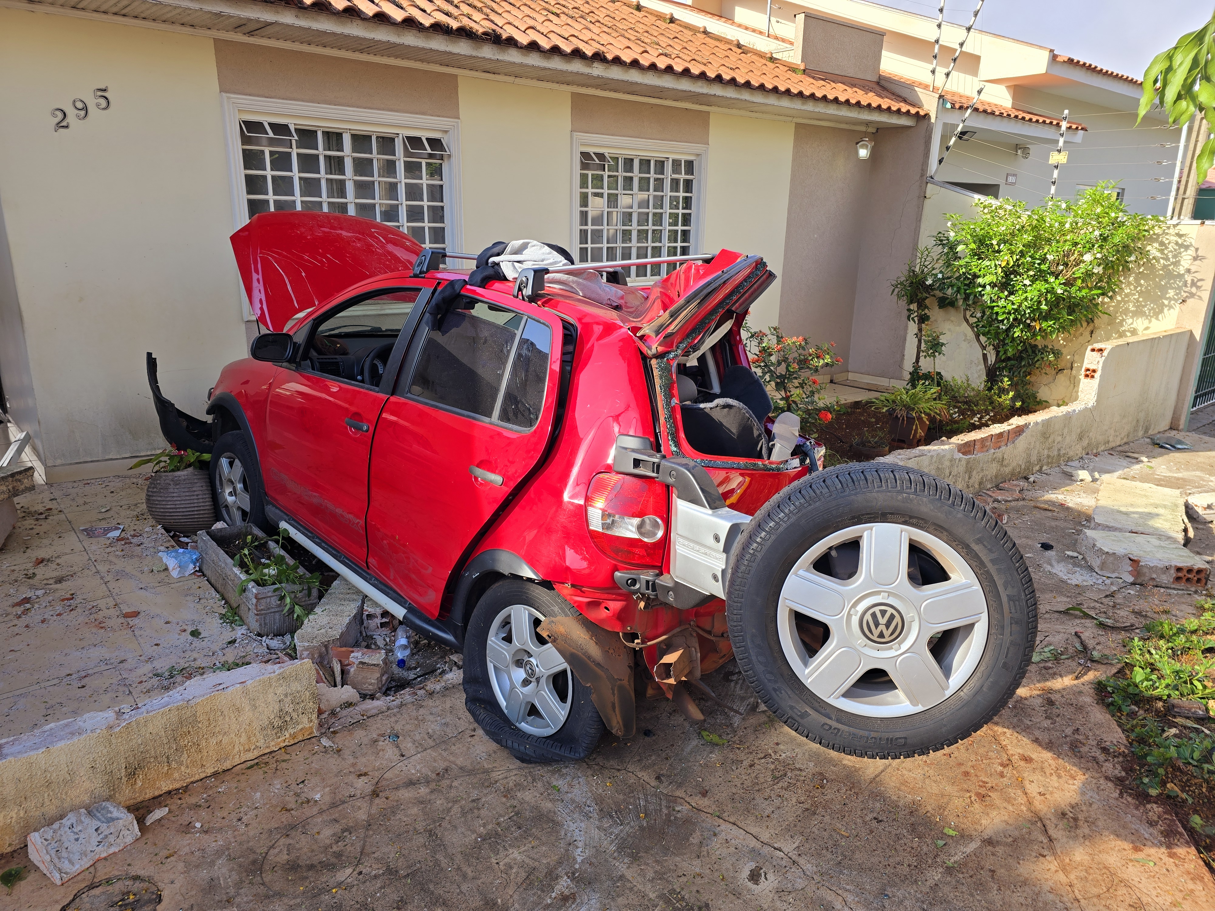 Motorista embriagado e sem habilitação invade casa causando enorme destruição