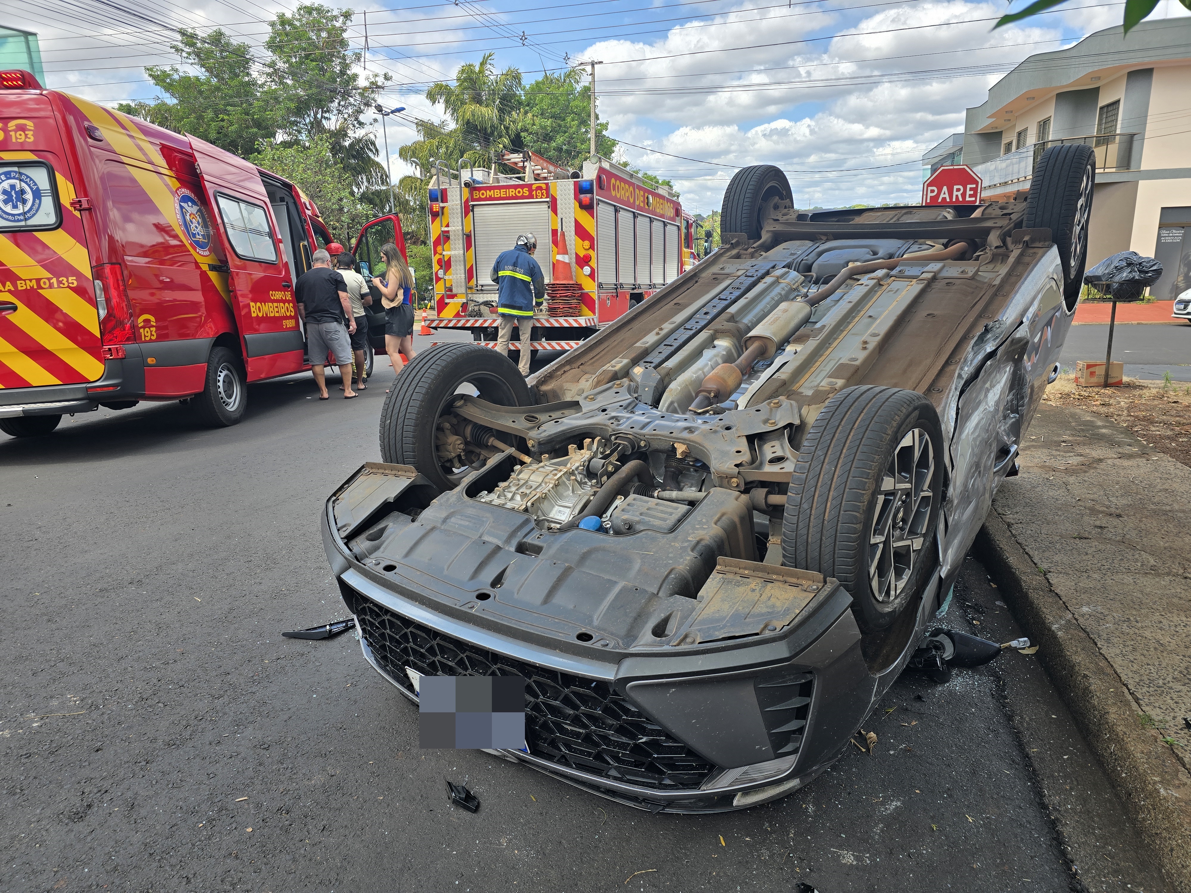 Acidente entre dois carros deixa feridos no Jardim Brasil