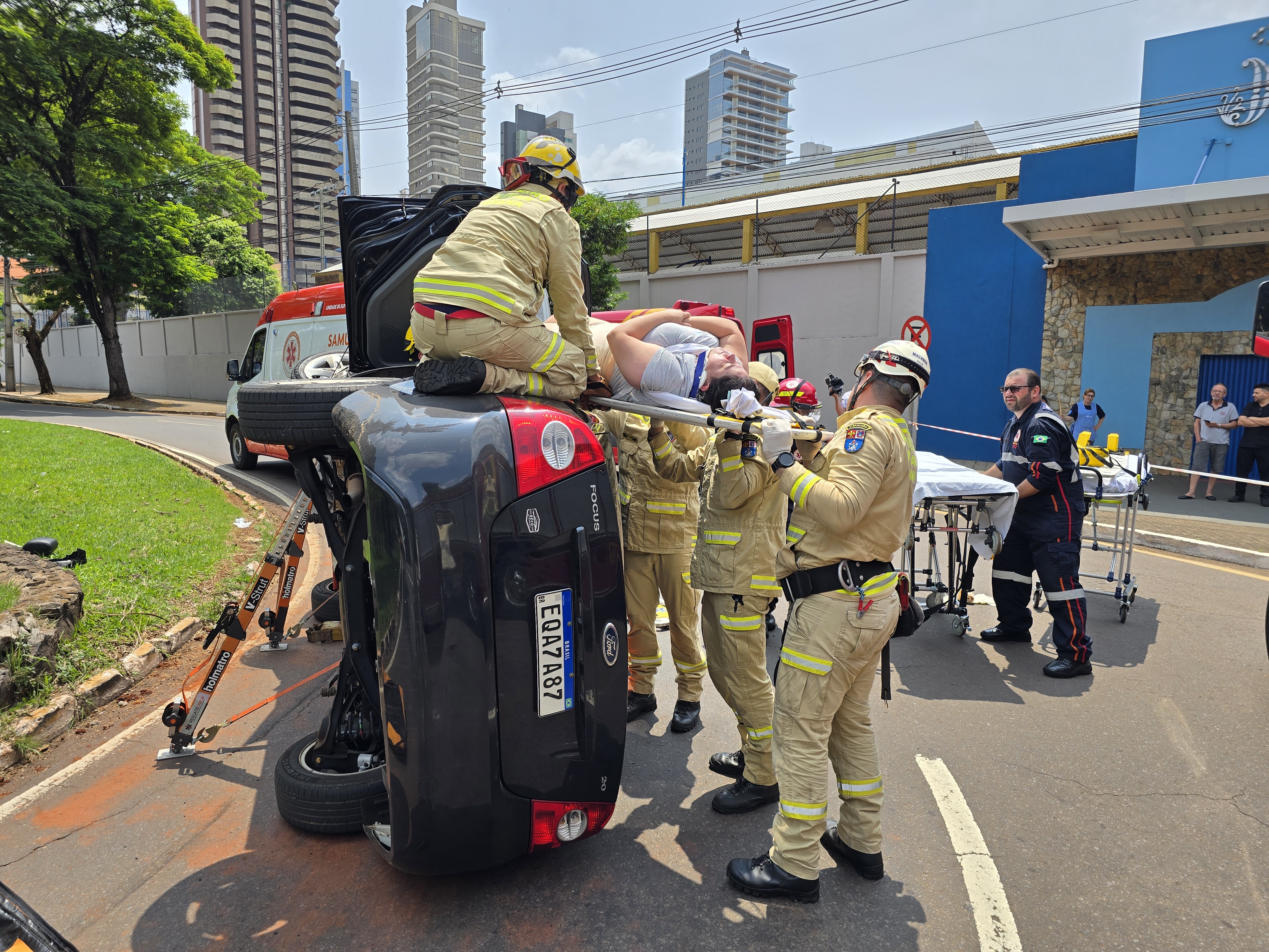 Duas mulheres são socorridas após carro tombar no centro de Maringá