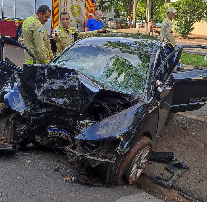 Batida entre dois carros deixa três pessoas feridas em Maringá