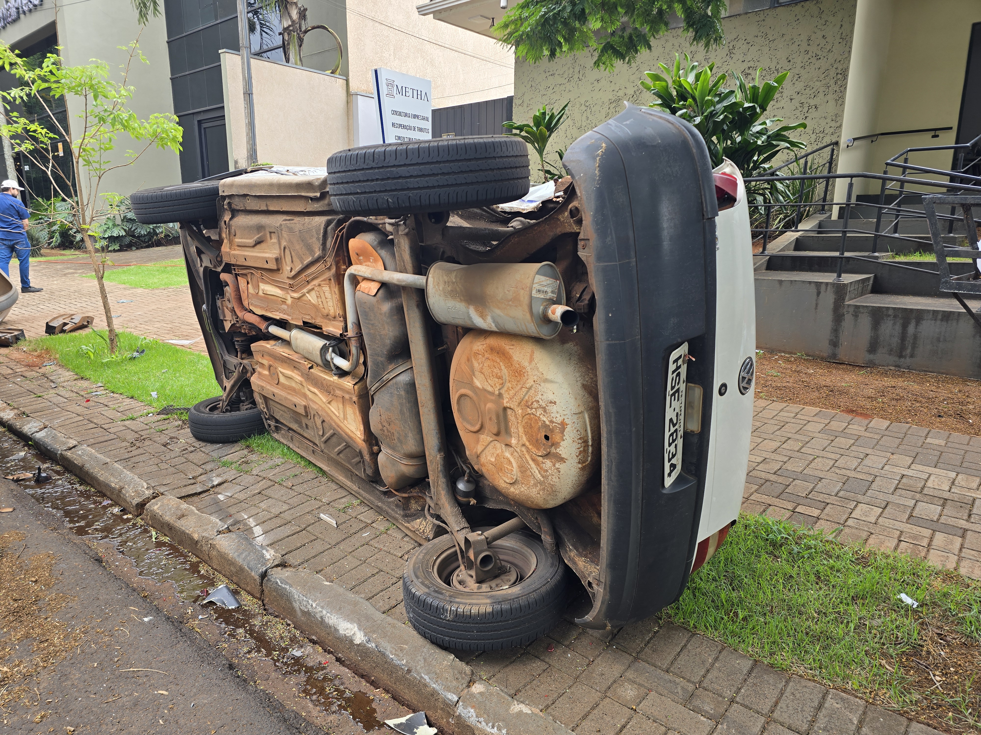 Mulher invade preferencial e causa grande destruição em avenida de Maringá