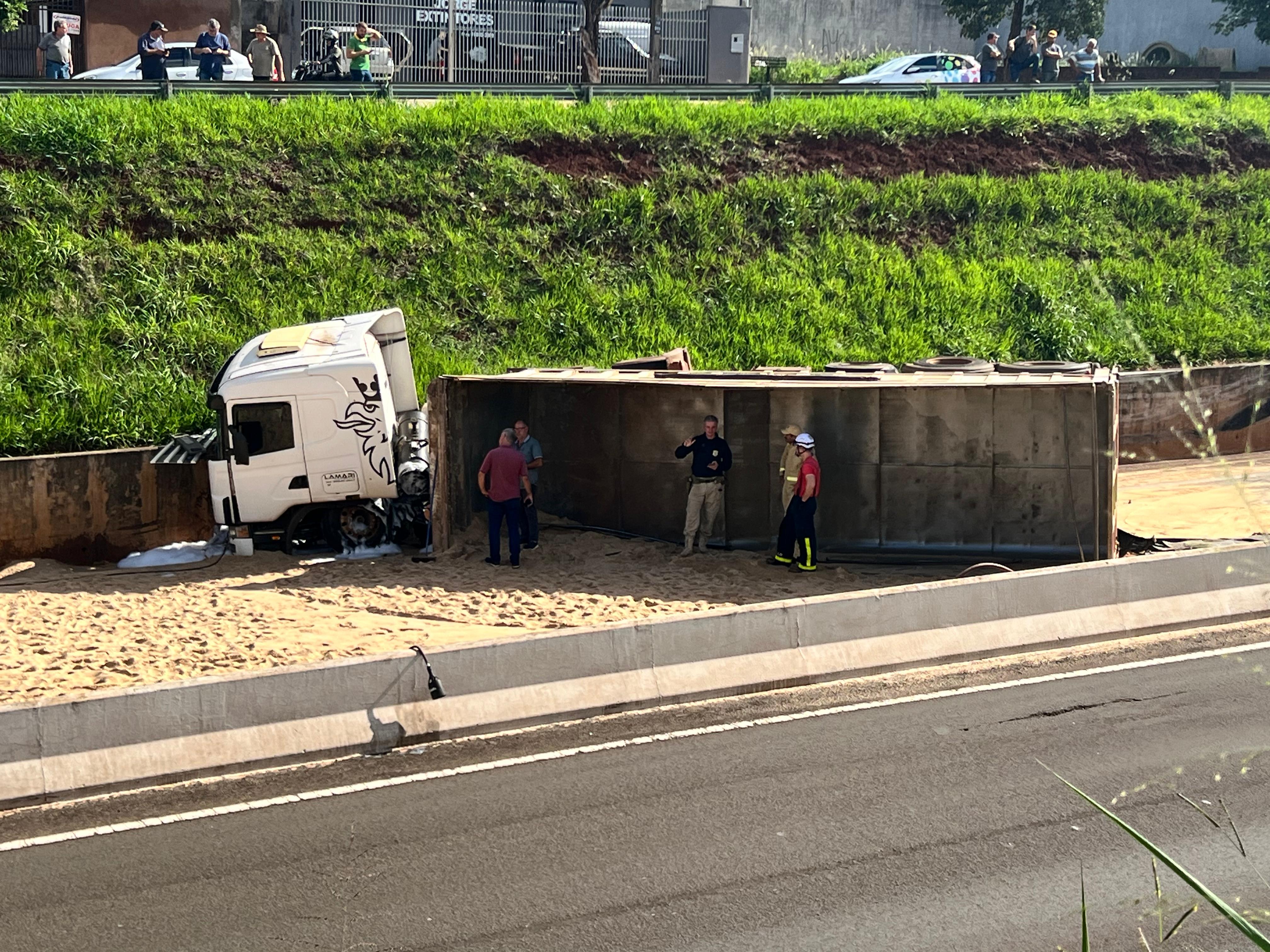 Carreta tomba e bloqueia o trânsito no Contorno Norte, em Maringá