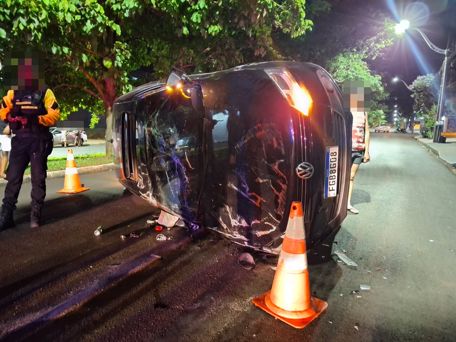 Motorista capota carro após bater em outro veículo estacionado